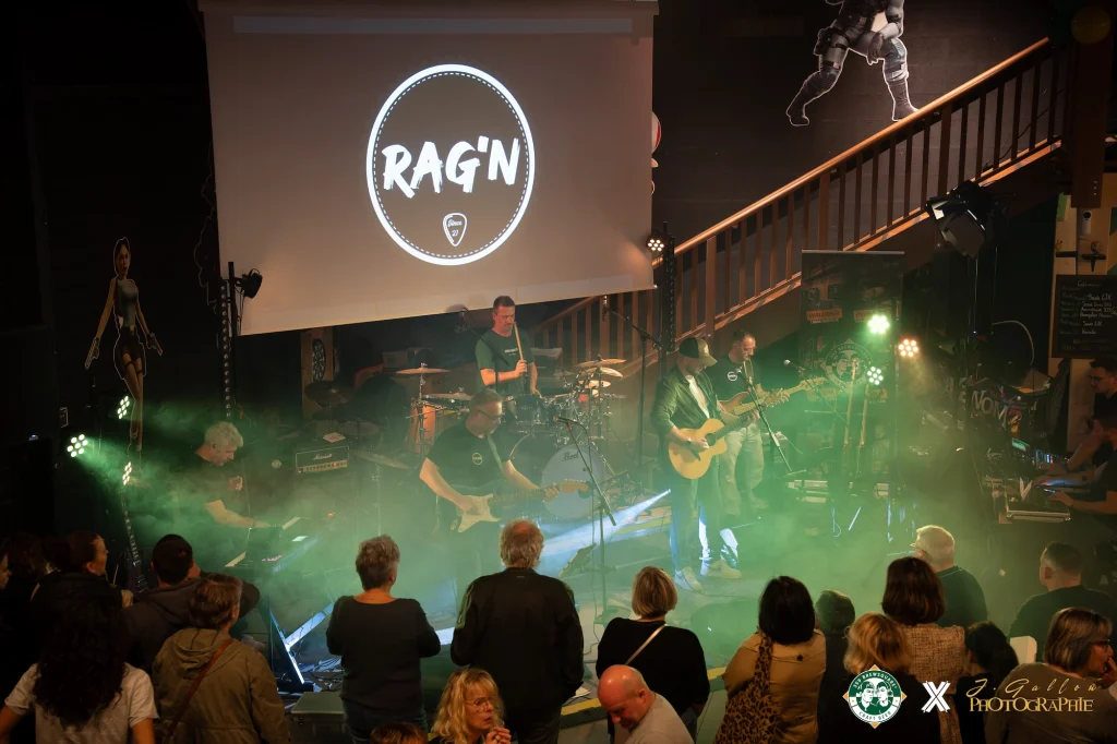 Concert de RAG'N , devant une foule profitant de la musique, de leurs amis et des bières locales.