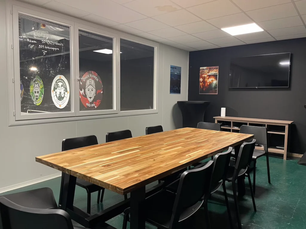 La salle de réunion du 359 Brewsquare peut accueillir des entreprises et profiter en même temps de la vue sur la micro-brasserie.