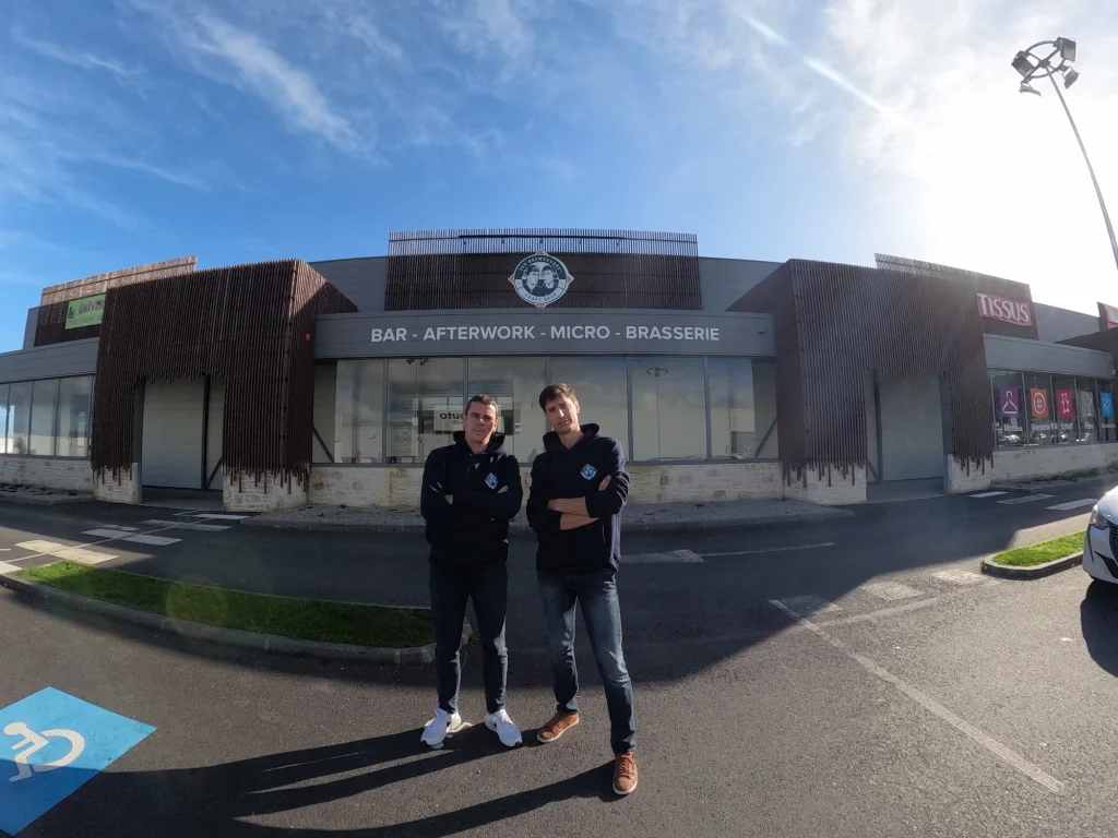 Samuel et Swann, devant leur bar afterwork et microbrasserie : le 359 Brewsquare