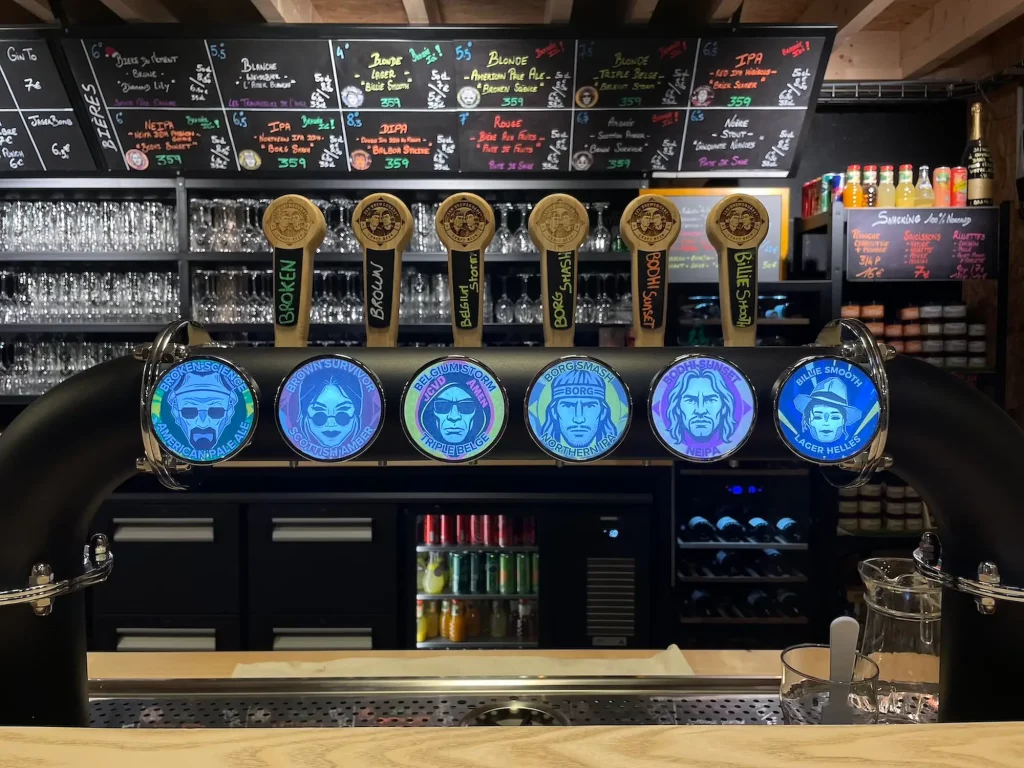 6 bières artisanales locales, fabriquées dans la microbrasserie au coeur du 359 Brewsquare