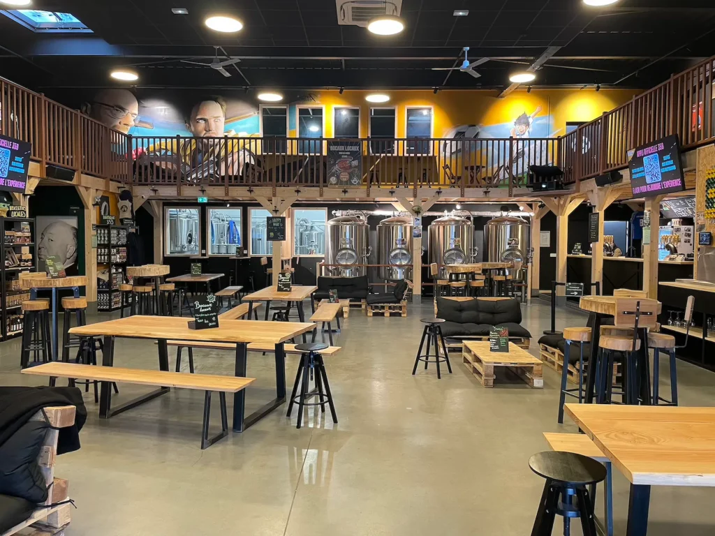Vue complète de l'intérieur du bar 359 Brewsquare, avec vue sur la mezzanine, la microbrasserie et le wallbeer.