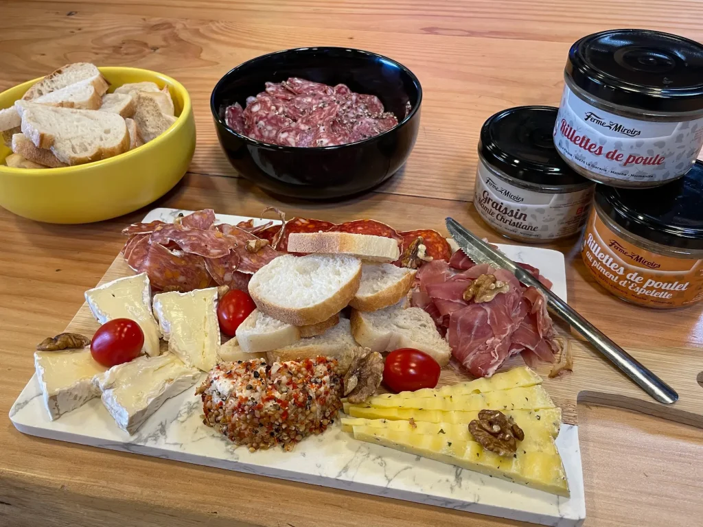 Snacking : saucissons, planches de charcuterie et fromages, rillettes ... Que du bon... au 359 Brewsquare on ne fait que du local !
